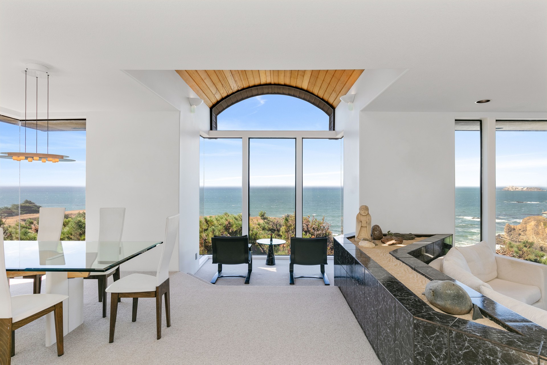 Arquitectura: Interior de la casa frente al mar en California.