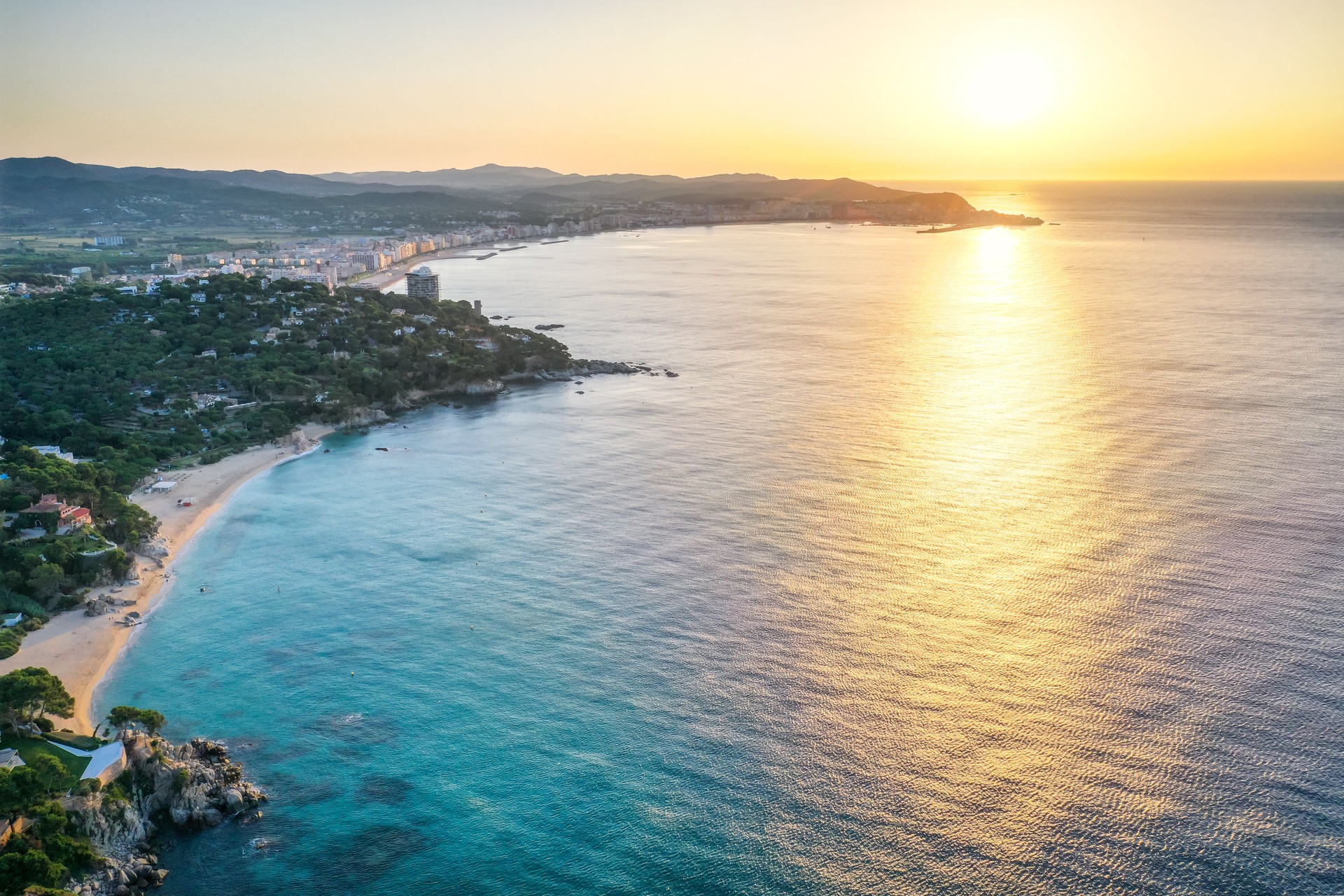 Vista aérea de Sant Antoni de Calonge y Palamos en Costa Brava, Cataluña, España